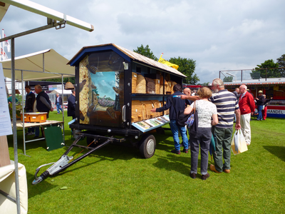 809739 Afbeelding van een wagen met bijenkorven op de jaarlijkse Bijenmarkt in het Sportpark Panhuis (Verlengde ...